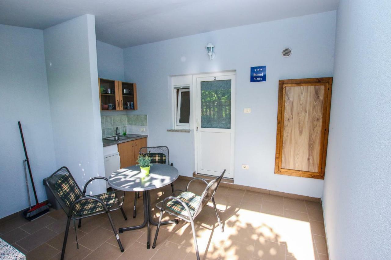Apartments Vuceric Peroj Exterior photo