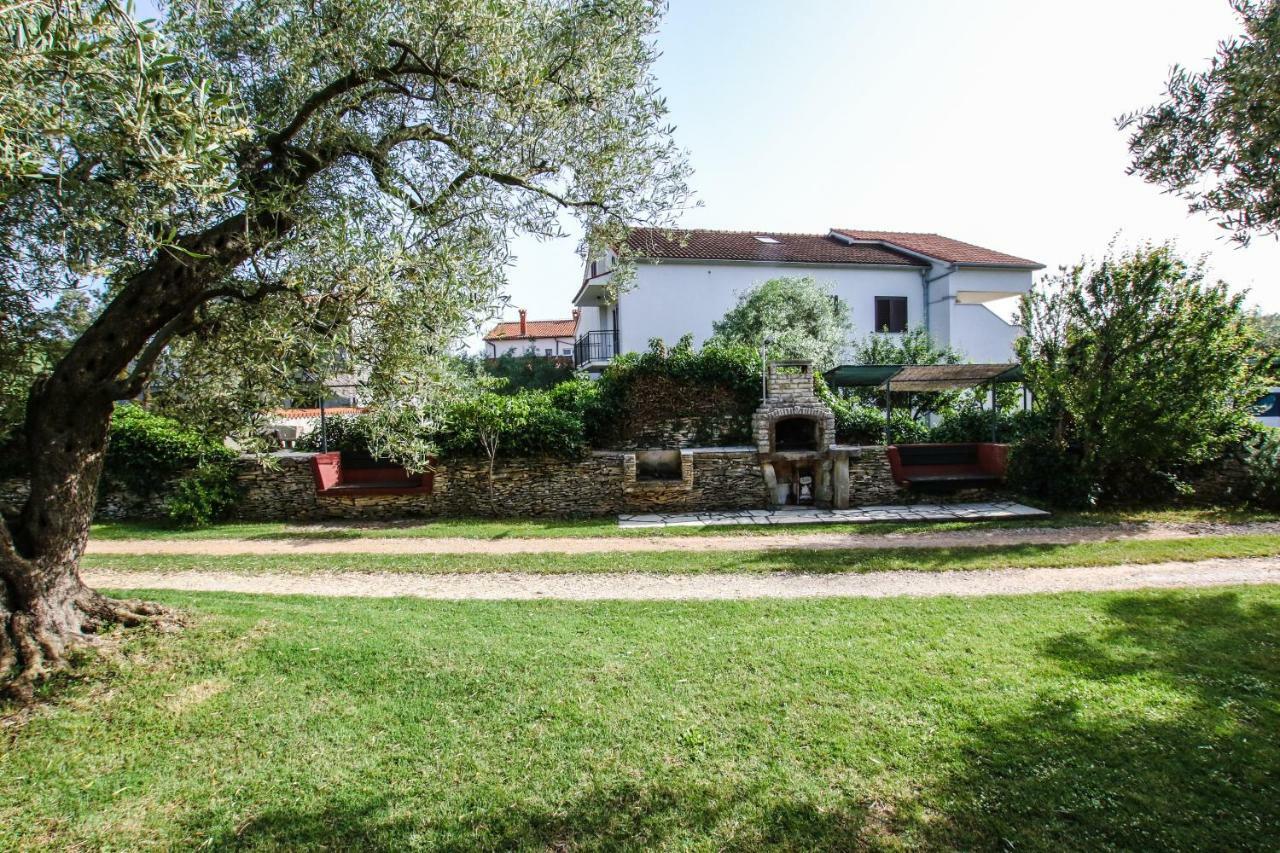 Apartments Vuceric Peroj Exterior photo